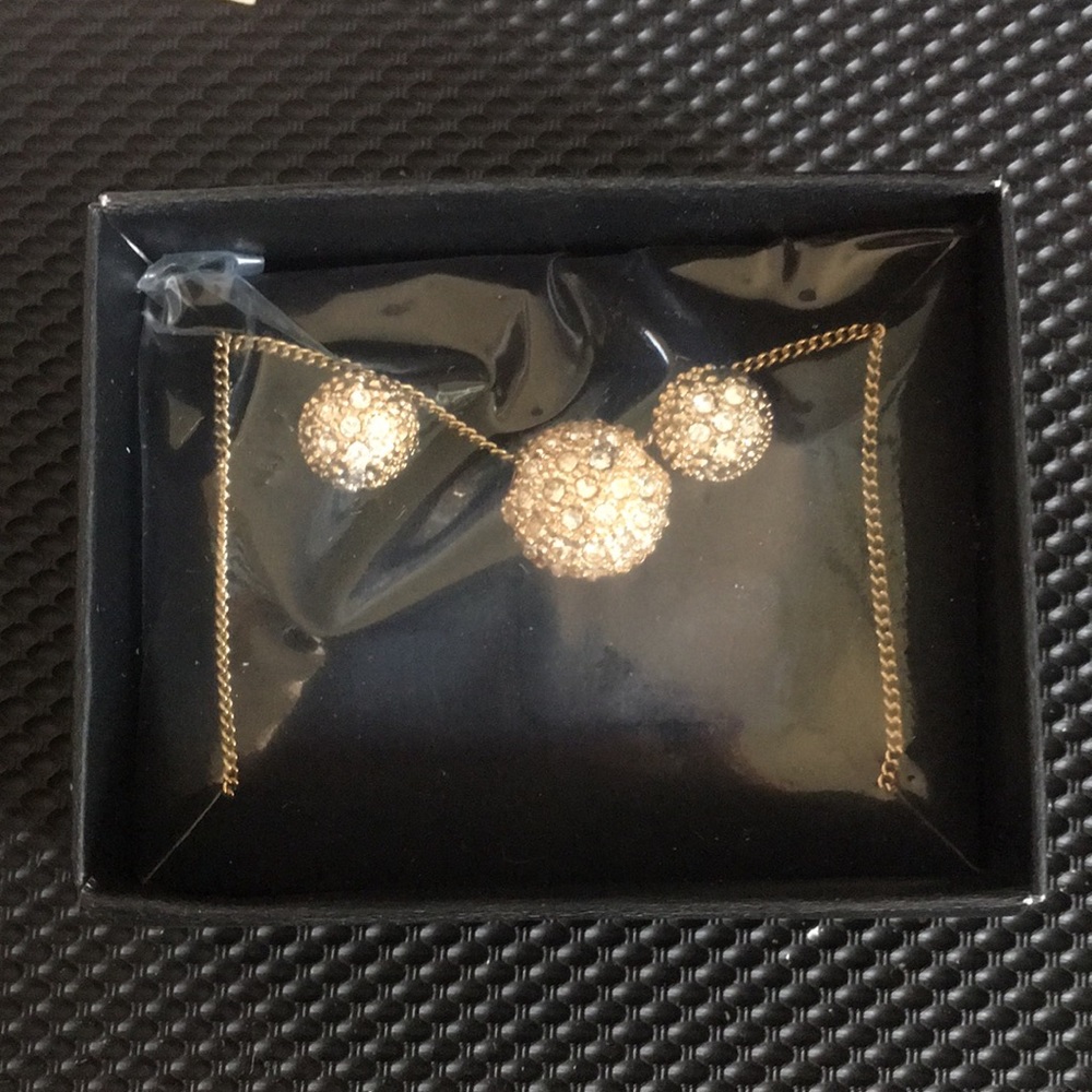 AVON Abrianna Necklace and earring gift set